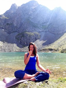 Canan Korkmaz Butik Karadeniz Yoga Kampında Avusor Göl'ünde Pranayama Çalışması Yaparken.