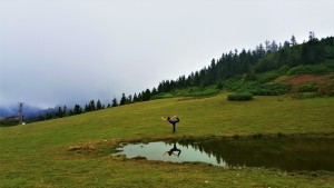 Göktürk'te Canan Korkmaz ile doğada ve heryerde yoga dersleri başladı. (Resim: Badara Yaylası Karadeniz Yoga Kampı)